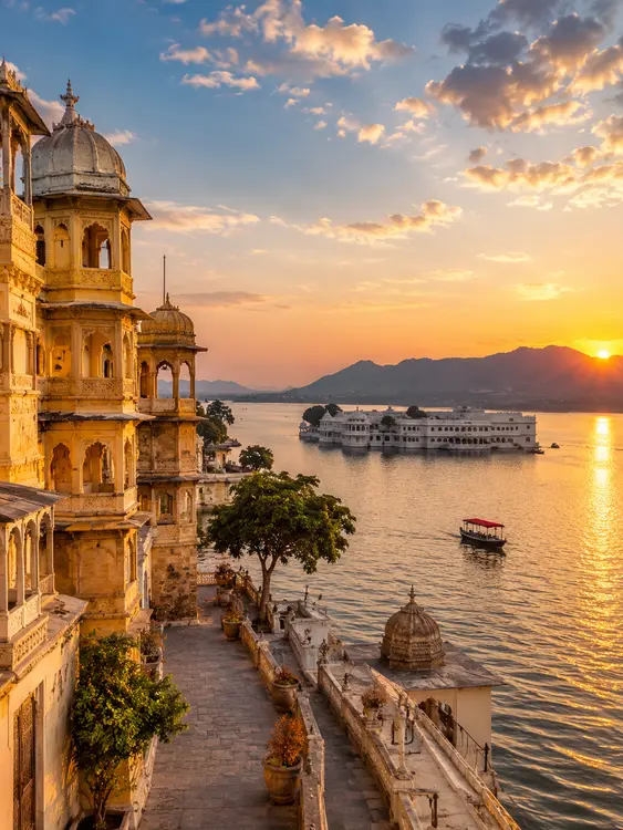 Rajasthan Panorama Tour featuring Udaipur City Palace, Lake Pichola and Mount Abu landscapes